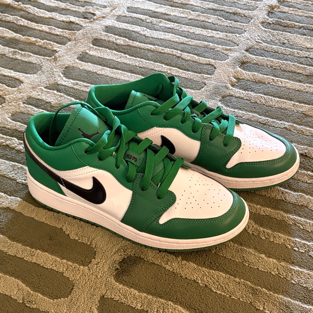 Nike Low-Top Sneakers — Green / White / Black